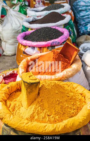 Rainawari, Srinagar, Jammu und Kaschmir, Indien. Gewürze zum Verkauf auf einem Markt. Stockfoto