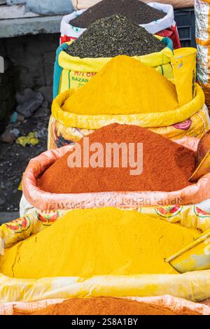 Rainawari, Srinagar, Jammu und Kaschmir, Indien. Gewürze zum Verkauf auf einem Markt. Stockfoto