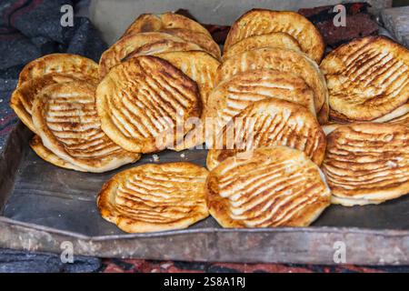 Rainawari, Srinagar, Jammu und Kaschmir, Indien. Frisch gebackenes Fladenbrot. Stockfoto