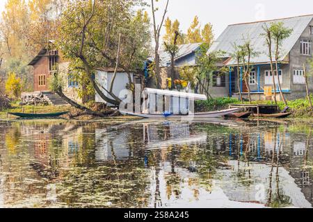 Rainawari, Srinagar, Jammu und Kaschmir, Indien. Boote und Häuser am Ufer des Dal Lake. Stockfoto