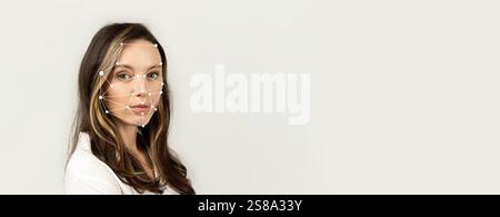 Gesichtserkennungstechnologie, die Gesichtskarten einer Frau demonstriert Stockfoto