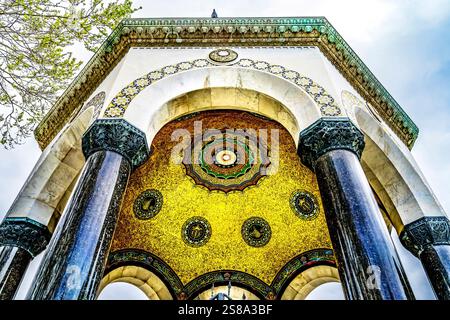 Farbenfroher Kaiser-Wilhelm-Pavillon, Hippodrom von Konstantinopel, Istanbul, Türkei. Erbaut im Jahr 1900 anlässlich des Besuchs von Kaiser Wilhelm in Istanbul. Stockfoto