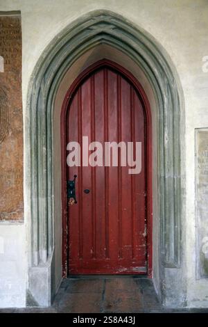 Rote Bogentür in einer mittelalterlichen Kirche in Süddeutschland Stockfoto