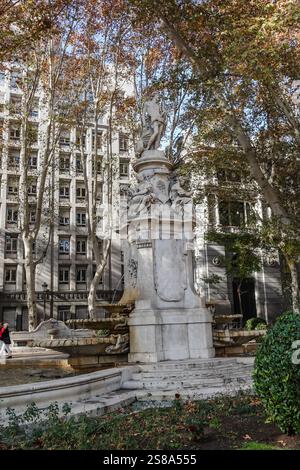 Der Apollo-Brunnen, auch bekannt als Fuente de Apolo, zeigt eine Statue von Apollo mit allegorischen Skulpturen aus den vier Jahreszeiten, die den Sonnengott symbolisieren Stockfoto