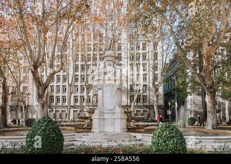 Der Apollo-Brunnen, auch bekannt als Fuente de Apolo, zeigt eine Statue von Apollo mit allegorischen Skulpturen aus den vier Jahreszeiten, die den Sonnengott symbolisieren Stockfoto