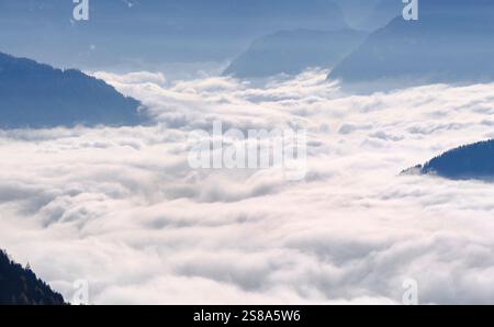 Blick auf Mayrhofen, versteckt von einem Nebelmeer. Tal Zillertal bei Fugen im Herbst. Österreich, Tirol Stockfoto
