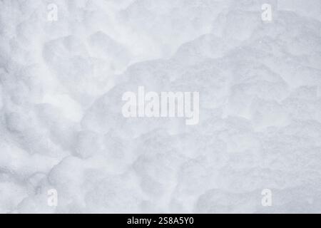 Weißer Winterschnee ungleichmäßige Textur abstrakter Hintergrund Stockfoto