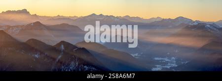 Blick in Richtung Jachenau und Zugspitze. Blick vom Schönberg bei Lenggries in den Bayerischen Alpen im Winter. Deutschland, Bayern. Stockfoto