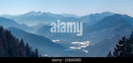 Blick in Richtung Jachenau und Zugspitze. Blick vom Schönberg bei Lenggries in den Bayerischen Alpen im Winter. Deutschland, Bayern. Stockfoto
