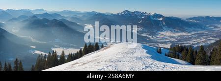 Blick in Richtung Jachenau und Zugspitze. Blick vom Schönberg bei Lenggries in den Bayerischen Alpen im Winter. Deutschland, Bayern. Stockfoto