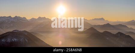 Blick in Richtung Jachenau, Karwendel und Zugspitze. Blick vom Schönberg bei Lenggries in den Bayerischen Alpen im Winter. Deutschland, Bayern. Stockfoto