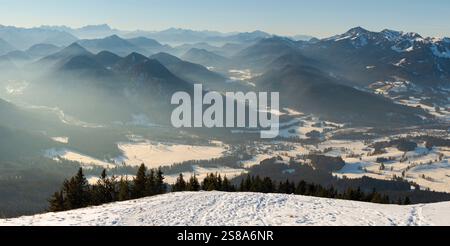 Blick in Richtung Jachenau und Zugspitze. Blick vom Schönberg bei Lenggries in den Bayerischen Alpen im Winter. Deutschland, Bayern. Stockfoto