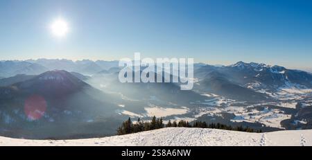 Blick in Richtung Jachenau, Karwendel und Zugspitze. Blick vom Schönberg bei Lenggries in den Bayerischen Alpen im Winter. Deutschland, Bayern. Stockfoto