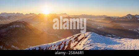 Blick in Richtung Jachenau, Karwendel und Zugspitze. Blick vom Schönberg bei Lenggries in den Bayerischen Alpen im Winter. Deutschland, Bayern. Stockfoto