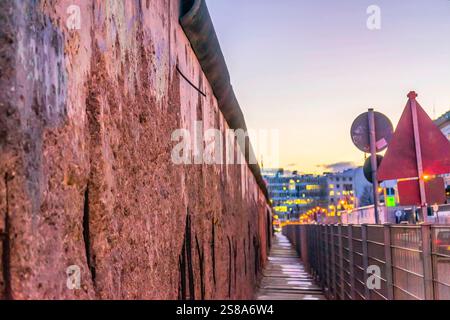 Überreste der Berliner Mauer beleuchtet. Von 1961 bis 1989 trennte die Mauer West von Ost-Berlin, um die Flucht der Ostdeutschen zu verhindern. Stockfoto