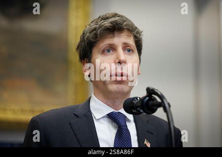 Sam Altman, CEO von Open AI, hält am Dienstag, den 21. Januar 2025, im Roosevelt Room des Weißen Hauses in Washington DC eine Rede. Präsident Trump wurde von den Führern von OpenAI, Softbank und Oracle begleitet, wo er eine neue KI-Initiative ankündigte und Fragen bezüglich seiner Begnadigung am 6. Januar stellte. Gutschrift: Aaron Schwartz/Pool über CNP Stockfoto