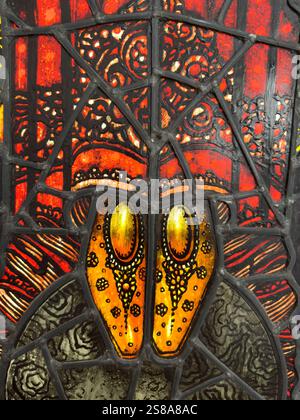 Das Detail aus orangefarbenem Glas wurde vom Meister Harry Clarke entworfen. Stockfoto