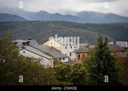 Riego aus dem Dorf Ambrós mit den Bergen von El Bierzo dahinter, Kastilien und Leon, Spanien. Stockfoto