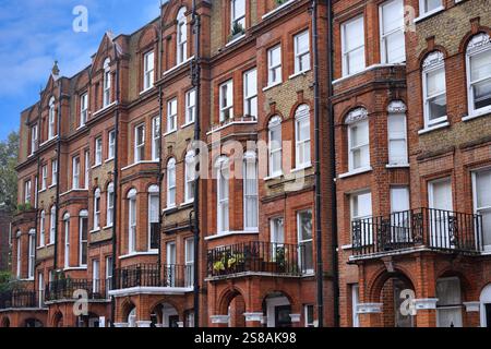 Reihe alter Wohnhäuser im Zentrum Londons Stockfoto