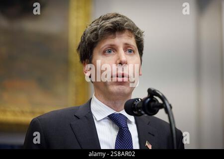 Sam Altman, CEO von Open AI, hält am Dienstag, den 21. Januar 2025, im Roosevelt Room des Weißen Hauses in Washington DC eine Rede. Präsident Trump wurde von den Führern von OpenAI, Softbank und Oracle begleitet, wo er eine neue KI-Initiative ankündigte und Fragen bezüglich seiner Begnadigung am 6. Januar stellte. Gutschrift: Aaron Schwartz/Pool über CNP/MediaPunch Stockfoto