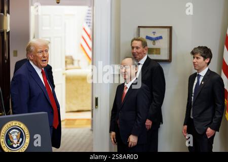 US-Präsident Donald Trump hält am Dienstag, den 21. Januar 2025, im Roosevelt Room des Weißen Hauses in Washington DC eine Rede, während Masayoshi Son, Larry Ellison, CEO von Oracle, und Sam Altman, CEO von Open AI, auf den Blick gehen. Präsident Trump hielt Anmerkungen mit den CEOs, wo er eine neue KI-Initiative ankündigte und Fragen bezüglich seiner Begnadigung am 6. Januar stellte. Gutschrift: Aaron Schwartz/Pool über CNP/MediaPunch Stockfoto