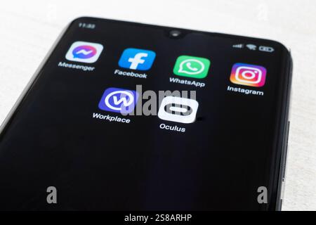 Verschiedene Icons der Unternehmen der Facebook-Metaverse auf dem schwarzen Bildschirm des Smartphones. Konzept für Metaverse. 3. November 2021. Bar Stockfoto
