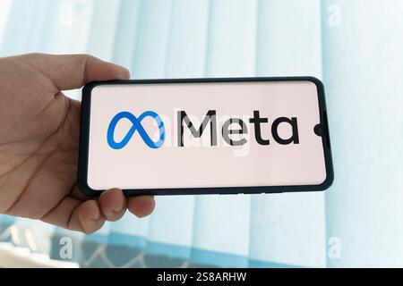 3. November 2021. Barnaul, Russland: Das Meta-Logo wird auf einem Smartphone-Bildschirm angezeigt. Meta ist der neue Firmenname von Facebook. Social-Media-Plattform. Stockfoto