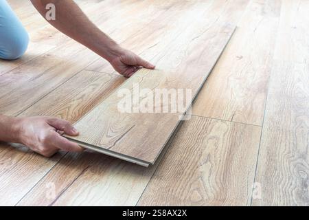 Farbauswahl für den Boden und die Verlegung von Laminatböden. Reparatur von Parkettböden. Stockfoto