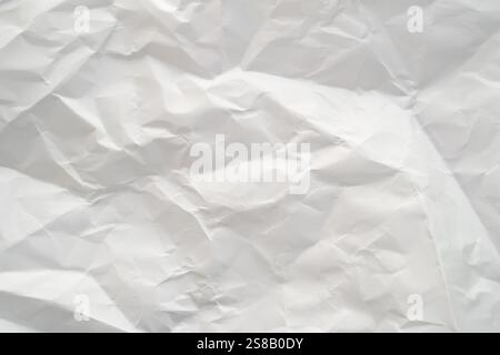 Weißes Recycling-Papier Textur zerknitterte Papierstruktur mit Falten und Falten Stockfoto