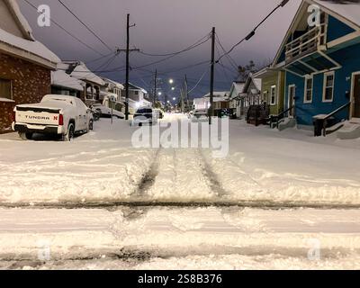 New Orleans, La, USA. Januar 2025. Ein seltener Schneesturm bedeckt Mid-City New Orleans am 21. Januar 2025 mit einem Sturz von bis zu 6'' in The Big Easy, was einen Rekord für die Stadt aufstellte. Das letzte Mal, dass es in New Orleans schneite, war 2009 bei 1/10'' und der vorherige Rekord war 2,7'' am 31. Dezember 1963. (Kreditbild: © Bob Daemmrich/ZUMA Press Wire) NUR REDAKTIONELLE VERWENDUNG! Nicht für kommerzielle ZWECKE! Stockfoto
