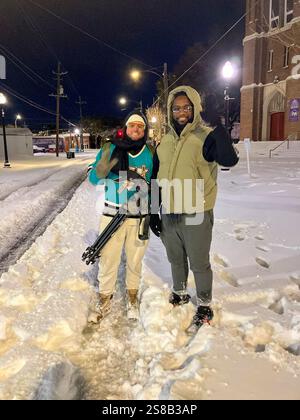 New Orleans, La, USA. Januar 2025. Zwei Einwohner von New Orleans posieren im Schnee, während ein seltener Schneesturm die Innenstadt von New Orleans am 21. Januar 2025 mit einem Sturz von bis zu 6 m'' in The Big Easy bedeckt, was einen Rekord für die Stadt aufstellen würde. Das letzte Mal, dass es in New Orleans schneite, war 2009 bei 1/10'' und der vorherige Rekord war 2,7'' am 31. Dezember 1963. (Kreditbild: © Bob Daemmrich/ZUMA Press Wire) NUR REDAKTIONELLE VERWENDUNG! Nicht für kommerzielle ZWECKE! Stockfoto