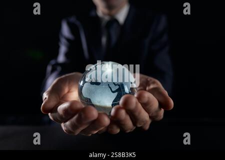 Mann, der einen leuchtenden Erdkugel in seinen Händen hält. Earth-Bild von der Nasa zur Verfügung gestellt. Stockfoto