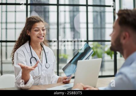 Arztberatung Patientenhände Nahaufnahme. Patient sitzt in der Arztpraxis. Diagnostisches Gesundheitswesen, medizinischer Dienst, Beratung oder Ausbildung, gesund Stockfoto