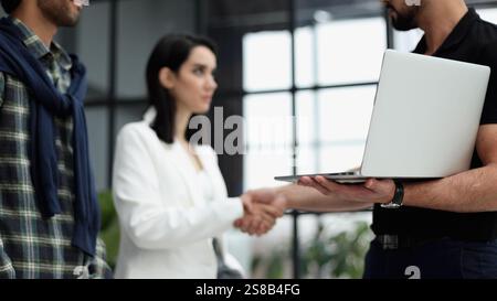 Gruppenkonferenz: Geschäftsleute schütteln die Hände Stockfoto