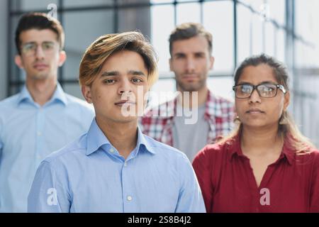 Vertrauen ist eine wunderbare Sache. Ein Porträt einer vielfältigen Gruppe von Geschäftsleuten, die mit gefalteten Armen im Büro stehen. Stockfoto