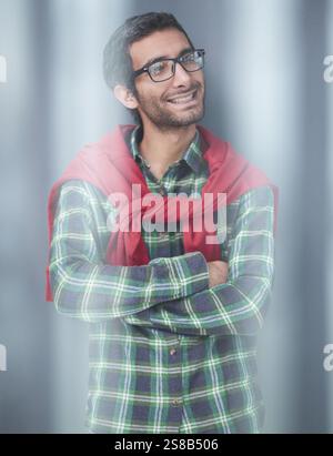 Schöner Mann in kariertem Hemd isoliert auf grauem Hintergrund Stockfoto