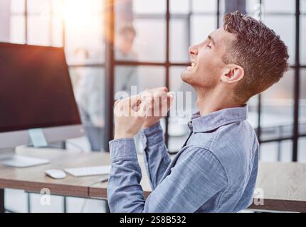 Geschäftsmann, der mit Side-View-Funktionen auf einem Computer-pc-Laptop tippt, arbeitet in einem modernen Büro und analysiert Finanzdaten. Stockfoto