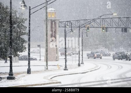 Schwere Schneefälle fallen in Metro Atlanta, als Fahrzeuge auf dem US Highway 78 in Snellville, Georgia, unterwegs sind. (USA) Stockfoto