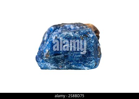 Natürlicher rauer blauer Saphirstein auf weißem Hintergrund (Korund-Edelsteingruppe) Stockfoto