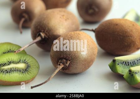 Gruppe Kiwi mit Schwänzen aus dem heimischen Garten auf weißem Hintergrund. Umweltfreundliches reines Naturprodukt. Stockfoto