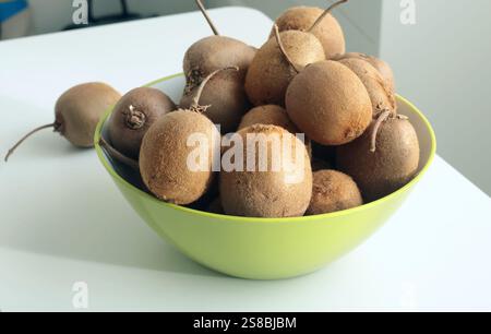 Gruppe Kiwi mit Schwänzen aus dem Garten zu Hause in einer Schüssel. Umweltfreundliches reines Naturprodukt. Stockfoto