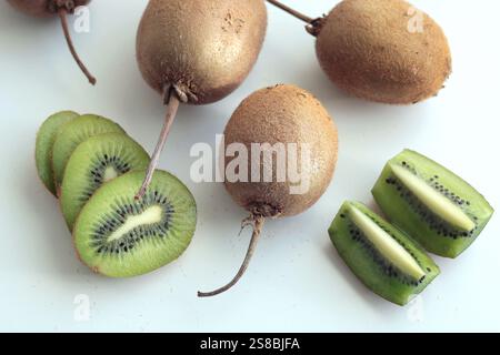 Gruppe Kiwi mit Schwänzen aus dem heimischen Garten auf weißem Hintergrund. Umweltfreundliches reines Naturprodukt. Stockfoto