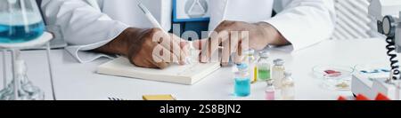 Durchführung wissenschaftlicher Experimente in Laborumgebung Stockfoto