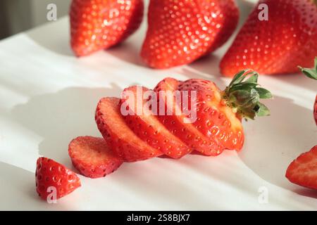 Gruppe geschnittener Erdbeeren aus dem Garten auf weißem Hintergrund. Umweltfreundliches reines Naturprodukt. Stockfoto