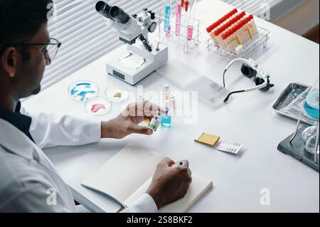 Wissenschaftlicher Forscher, der Experimente im Labor durchführt Stockfoto