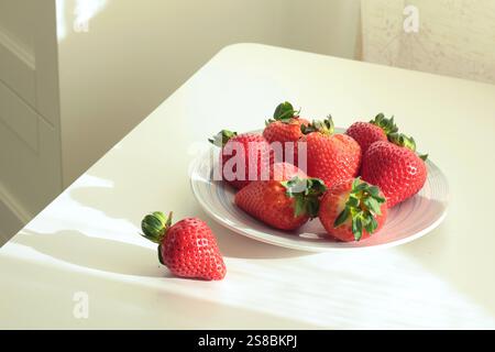 Gruppe von geschnittenen Erdbeeren aus dem Garten zu Hause auf Teller. Sonnentag. Umweltfreundliches reines Naturprodukt. Stockfoto