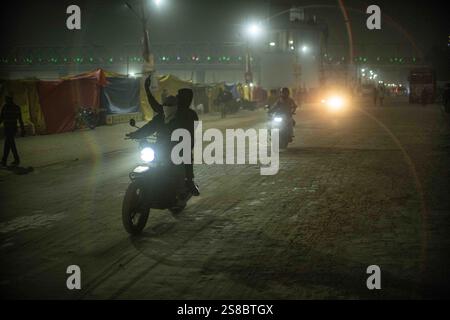 Madrid, Madrid, Spanien. Januar 2025. Night Streets at Kumbh Mela 2025 (Foto: © Baciu Cristian/ZUMA Press Wire) NUR REDAKTIONELLE VERWENDUNG! Nicht für kommerzielle ZWECKE! Stockfoto