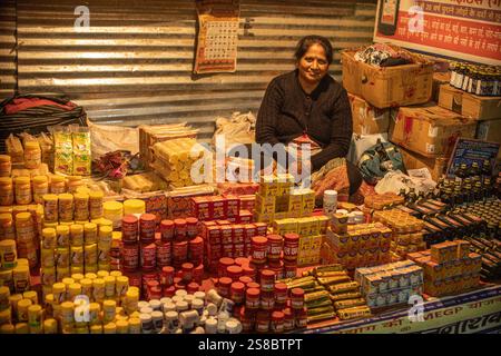 Madrid, Madrid, Spanien. Januar 2025. Straßenhändler bei Kumbh Mela 2025 (Kreditbild: © Baciu Cristian/ZUMA Press Wire) NUR REDAKTIONELLE VERWENDUNG! Nicht für kommerzielle ZWECKE! Stockfoto