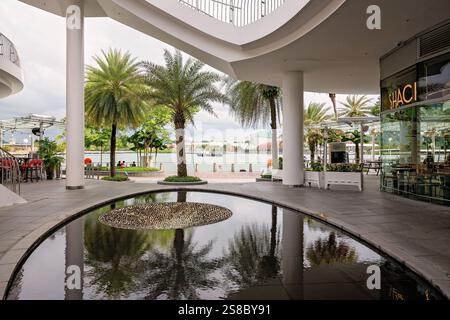 Singapur - 25. Juni 2024: Blick auf die Insel Sentosa vom Vivocity Shopping District Centre Mall, Touristenziel Stockfoto