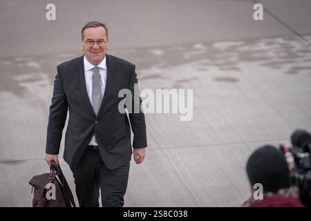 22. Januar 2025, Brandenburg, Schönefeld: Bundesverteidigungsminister Boris Pistorius (SPD) geht zum Militärteil des Flughafens BER Berlin-Brandenburg, um an Bord des Airbus A321 der Luftwaffe für den Flug nach Litauen zu gehen. Der SPD-Politiker spricht mit Regierungsvertretern und trifft deutsche Soldaten im NATO-Land. Andere Haltestellen auf der Reise sind Polen und Frankreich. Foto: Kay Nietfeld/dpa Stockfoto